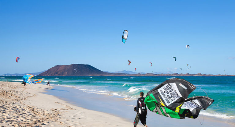 Sancionadas dos personas por realizar una actividad en barco sin permisos y poner en riesgo a los pasajeros en Corralejo