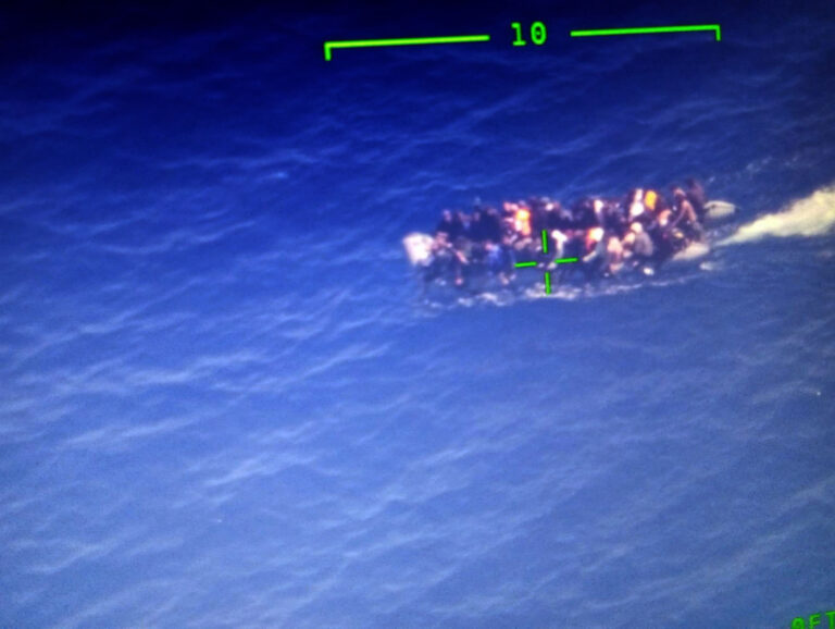 Rescatadas 58 personas migrantes a bordo de una neumática al sur de Fuerteventura