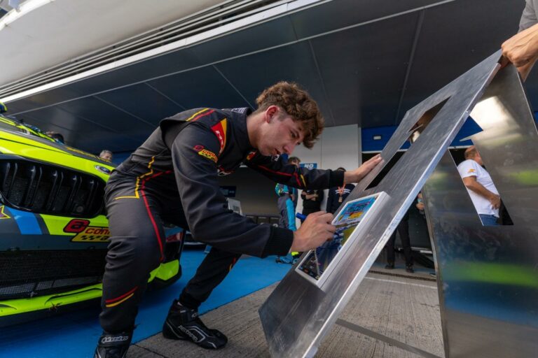 Hugo Latorre consolida su liderato en la Copa Mini España con una nueva victoria en Jerez