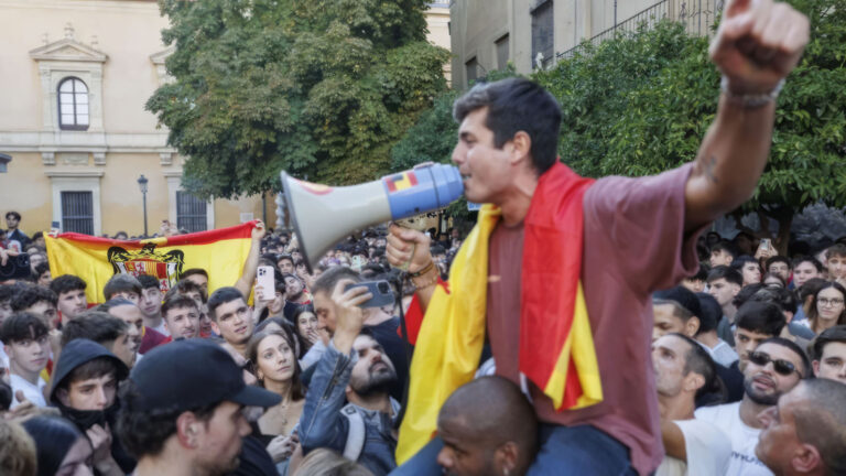 Quiles celebra entre protestas un acto sin autorización en la Universidad de La Laguna