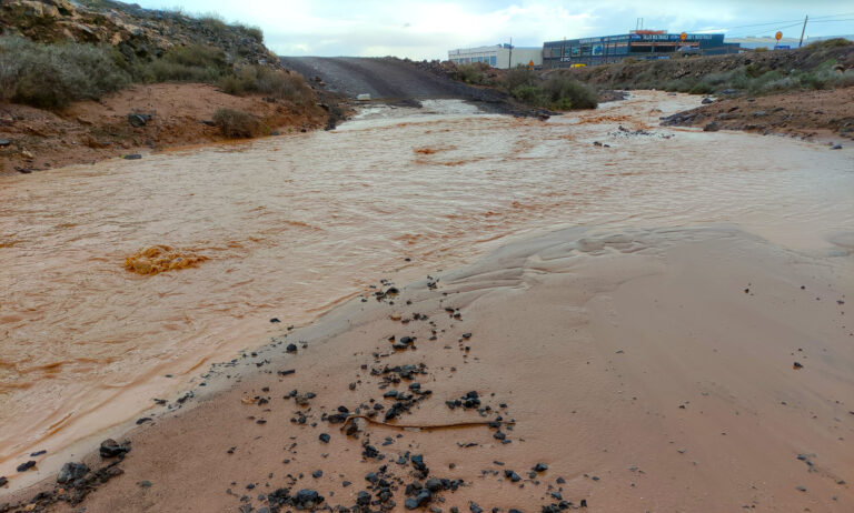 La borrasca Emilia provoca más de 200 incidencias en Canarias durante la noche y afecta a vuelos interinsulares