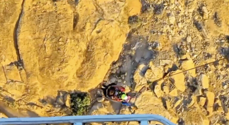 El helicóptero del GES rescata a una senderista herida en el Cañón de Las Peñistas